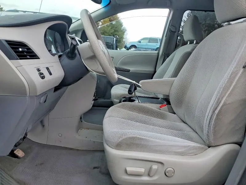 2011 TOYOTA SIENNA LE 8-PASSENGER  