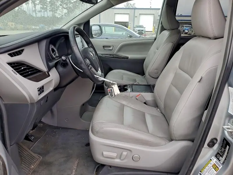 2019 TOYOTA SIENNA XLE  