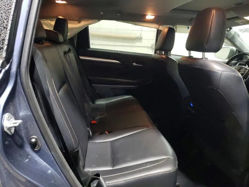 2017 TOYOTA HIGHLANDER SE  