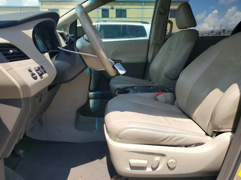2011 TOYOTA SIENNA   