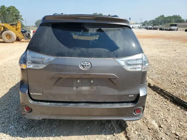 2017 TOYOTA SIENNA SE  