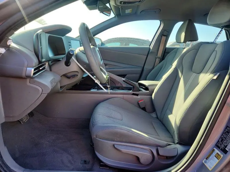 2025 HYUNDAI ELANTRA SE  