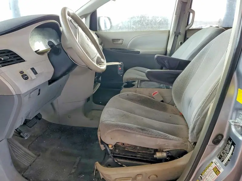 2011 TOYOTA SIENNA LE 8-PASSENGER  