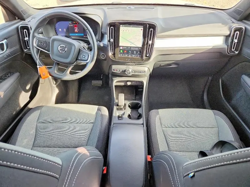 2025 VOLVO XC40 CORE  