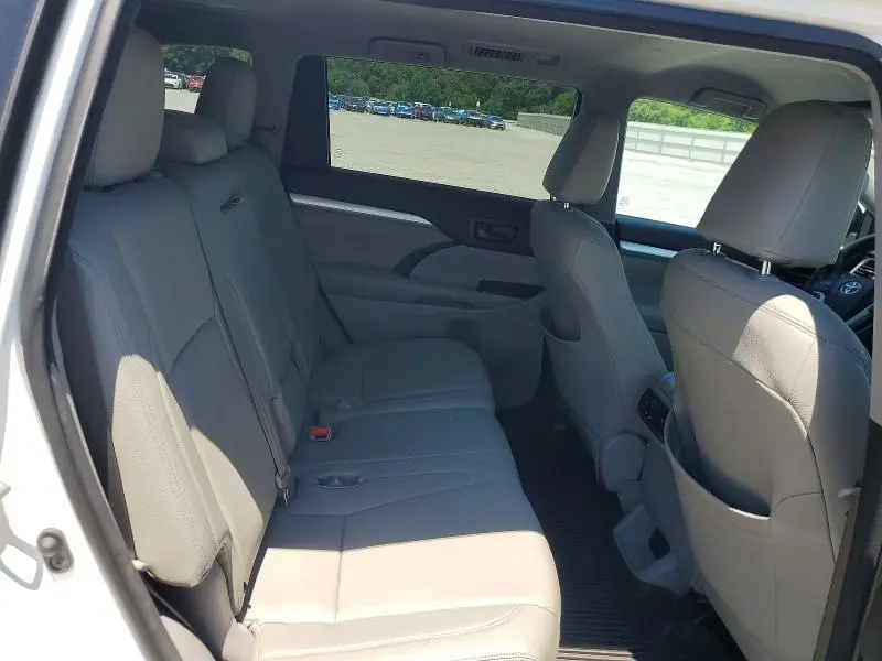 2016 TOYOTA HIGHLANDER LE  