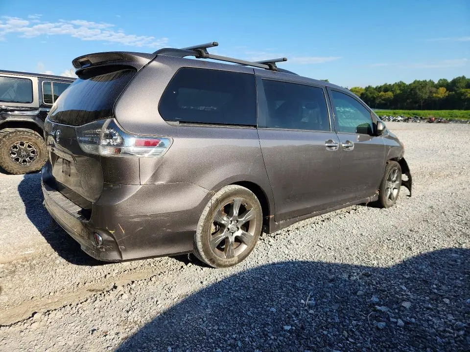 2016 TOYOTA SIENNA SE  