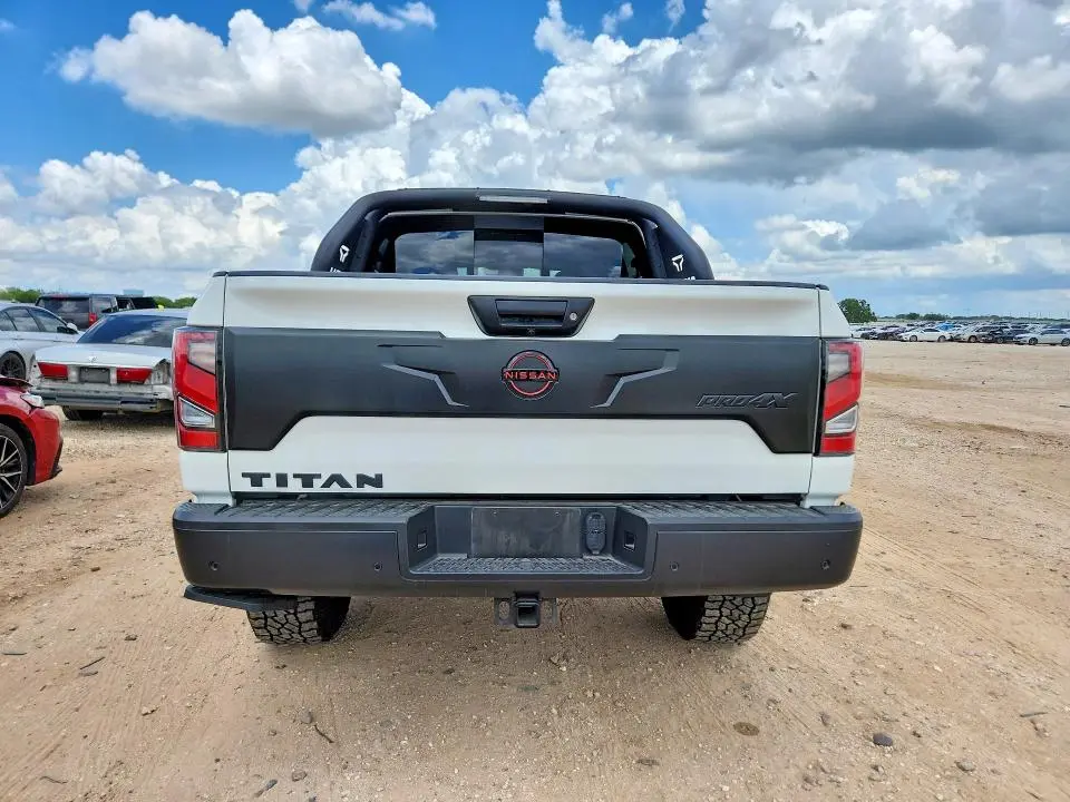 2024 NISSAN TITAN PRO-4X  
