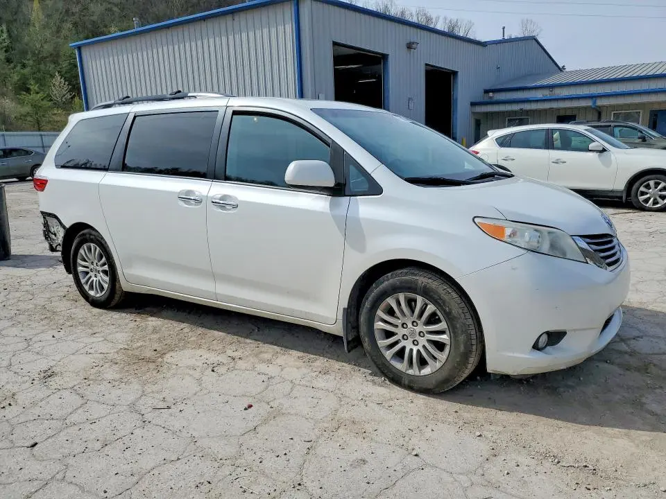 2016 TOYOTA SIENNA XLE PREMIUM 8-PASSENGER  