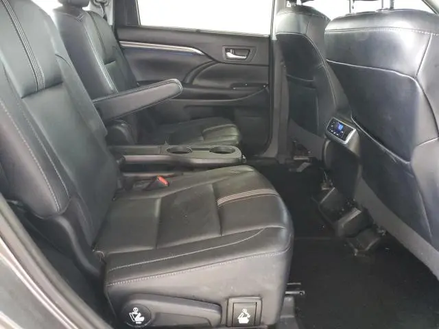 2017 TOYOTA HIGHLANDER SE  