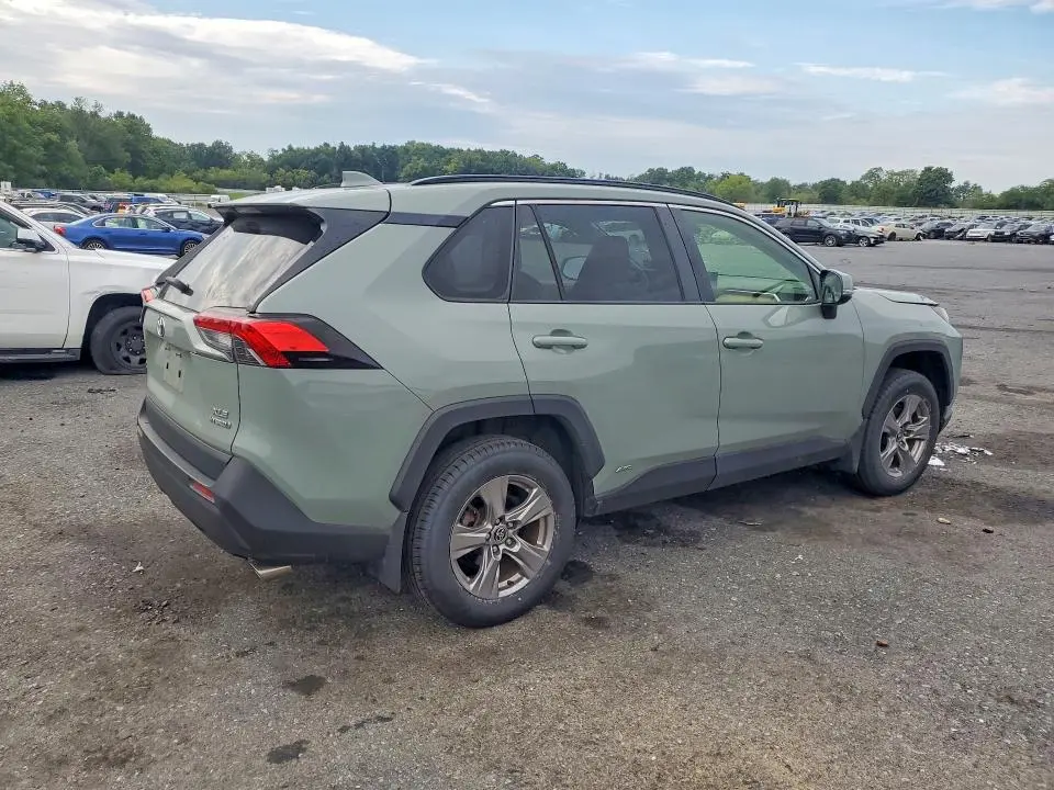 2022 TOYOTA RAV4 XLE  