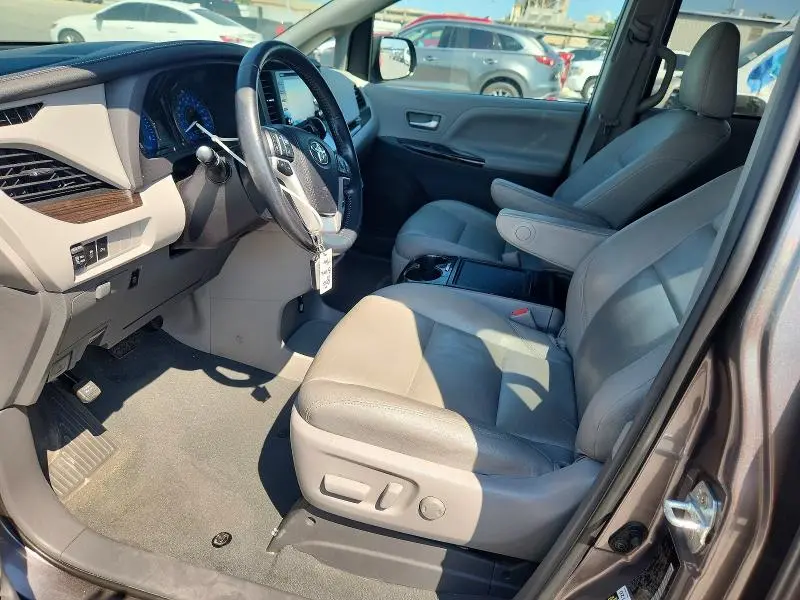 2019 TOYOTA SIENNA XLE 8-PASSENGER  