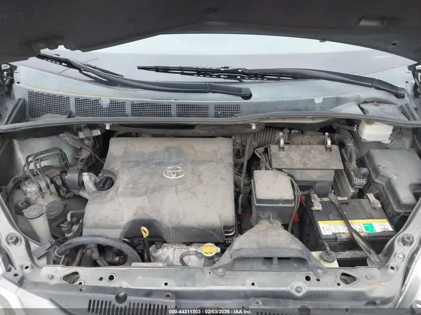 2013 TOYOTA SIENNA XLE V6 8 PASSENGER