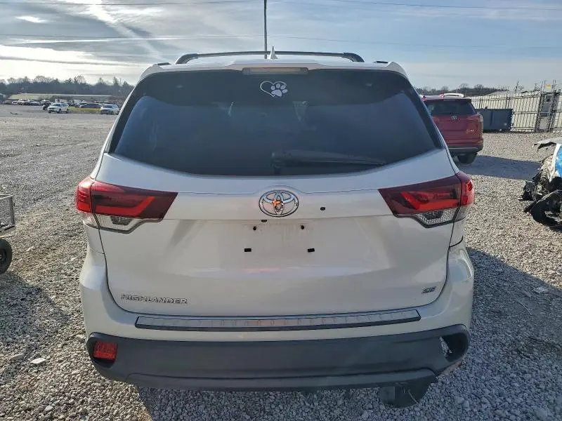 2019 TOYOTA HIGHLANDER SE  