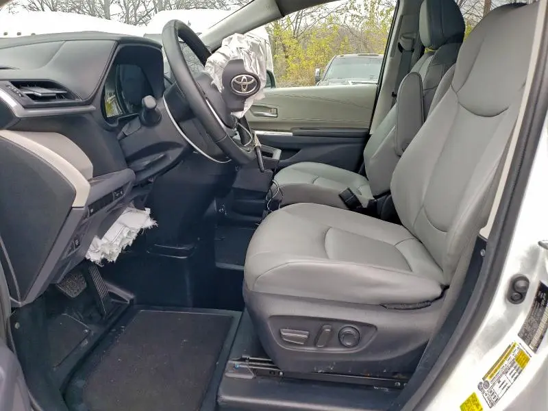 2023 TOYOTA SIENNA XLE  