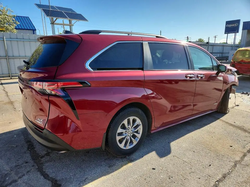 2021 TOYOTA SIENNA XLE  