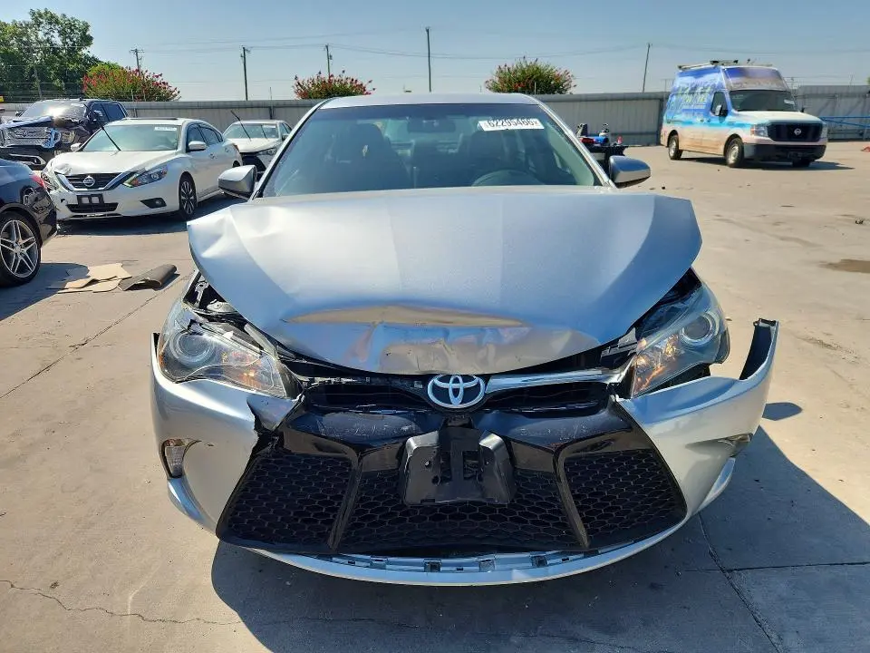 2016 TOYOTA CAMRY SE  