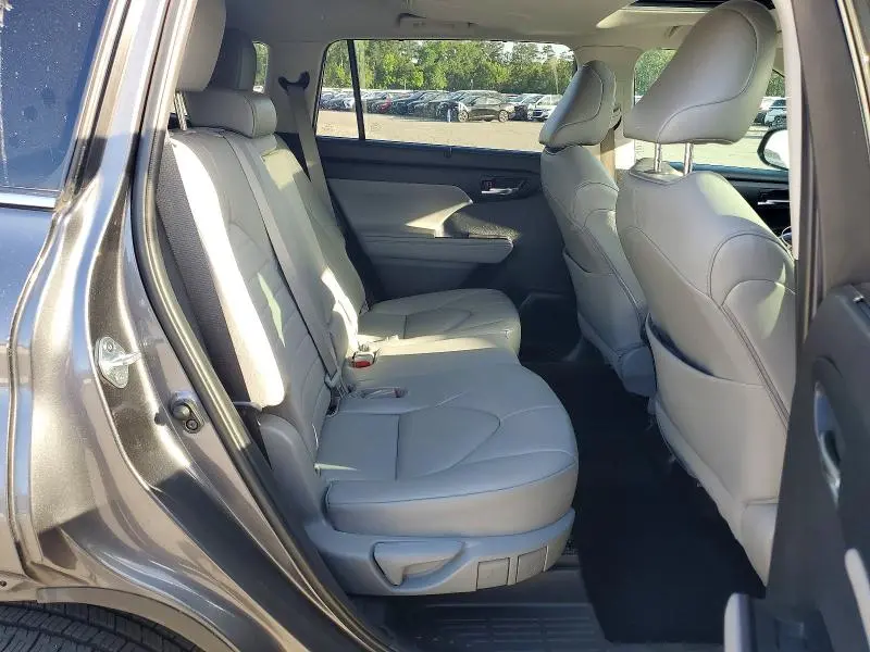 2021 TOYOTA HIGHLANDER XLE  