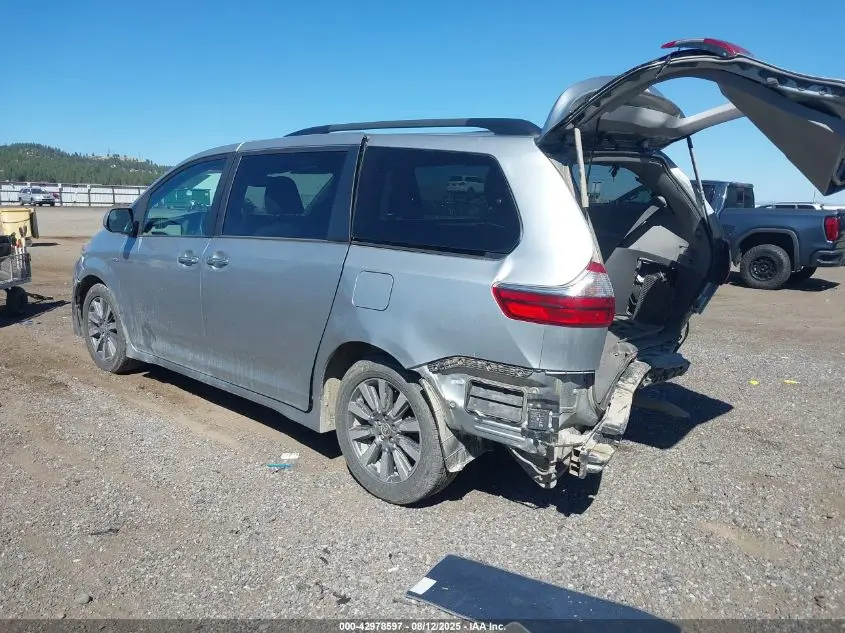 2020 TOYOTA SIENNA XLE