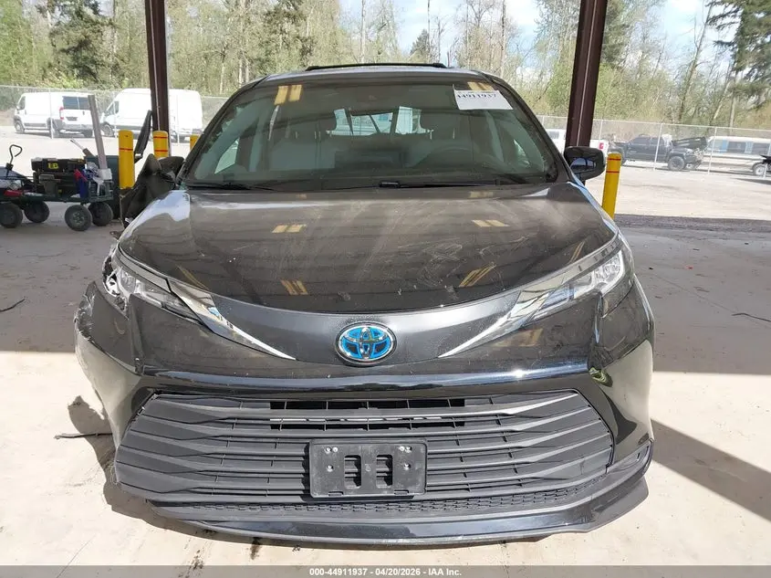 2021 TOYOTA SIENNA LE