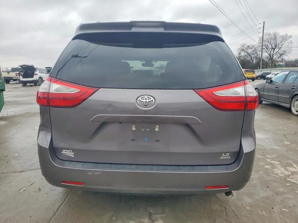 2019 TOYOTA SIENNA LE  