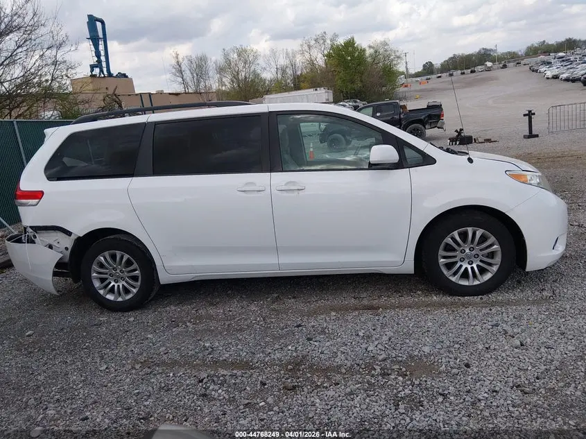 2013 TOYOTA SIENNA XLE V6 8 PASSENGER
