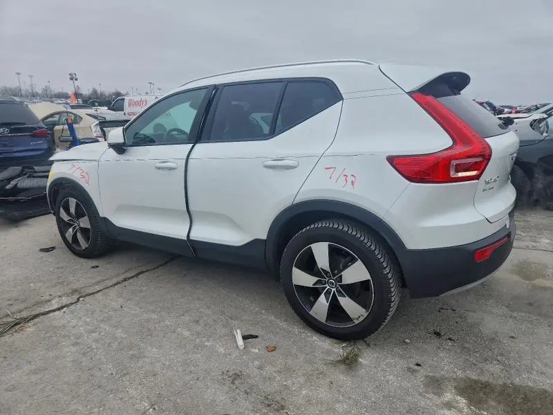 2021 VOLVO XC40 T5 MOMENTUM  