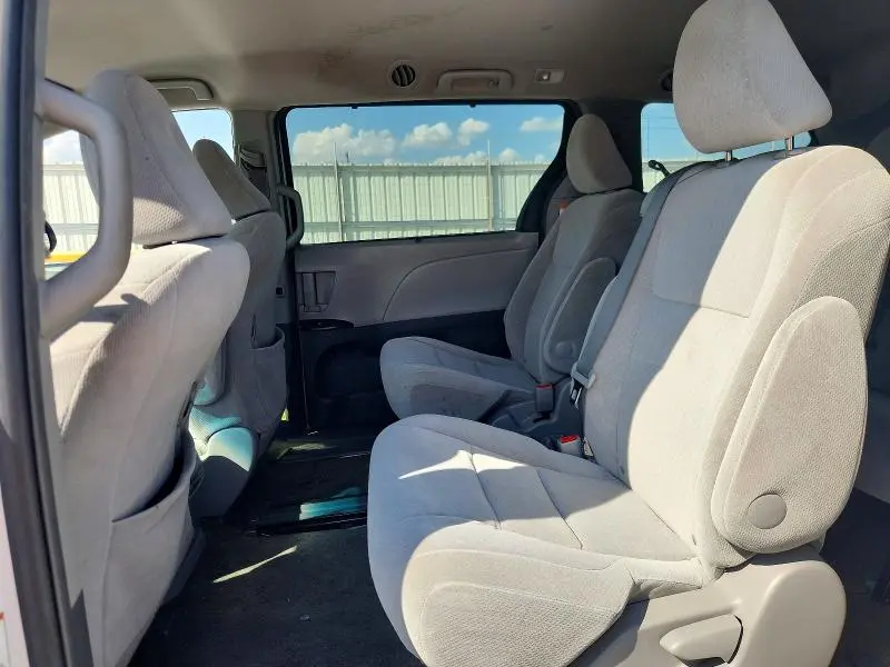 2015 TOYOTA SIENNA LE  