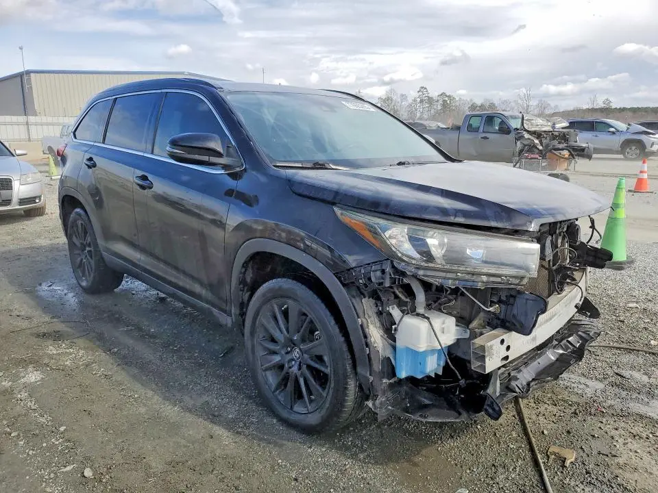 2019 TOYOTA HIGHLANDER SE  