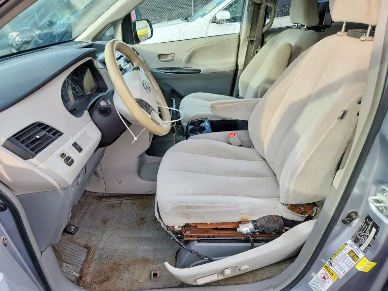 2014 TOYOTA SIENNA LE  