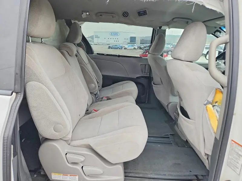2015 TOYOTA SIENNA LE 8-PASSENGER  