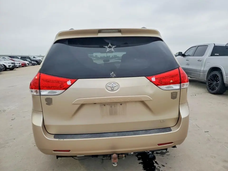 2013 TOYOTA SIENNA LE  