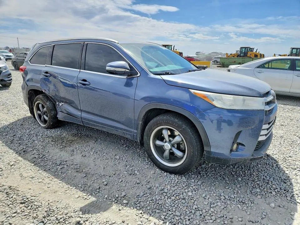 2017 TOYOTA HIGHLANDER LE PLUS  