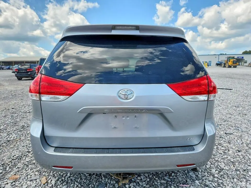 2013 TOYOTA SIENNA LE  