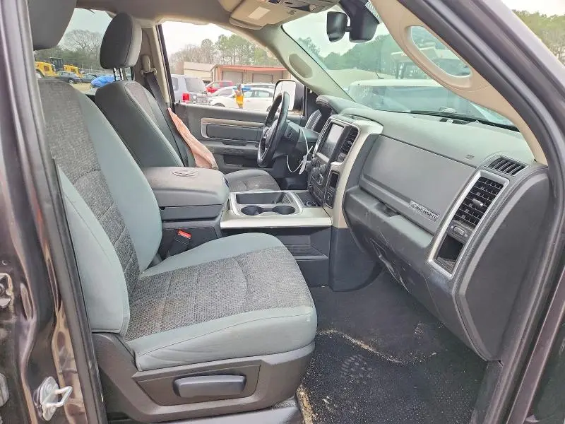 2017 RAM 1500 SLT  