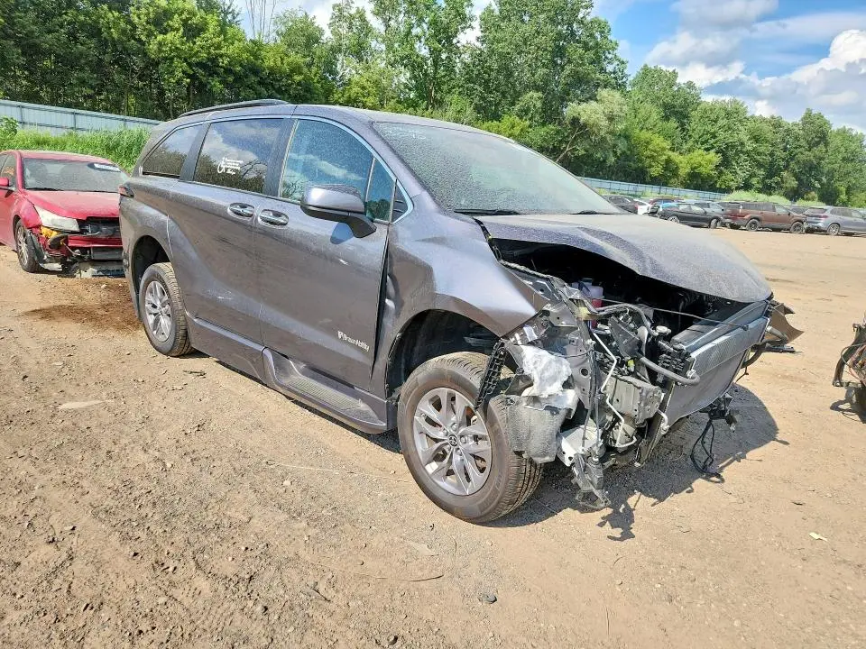 2022 TOYOTA SIENNA XLE  