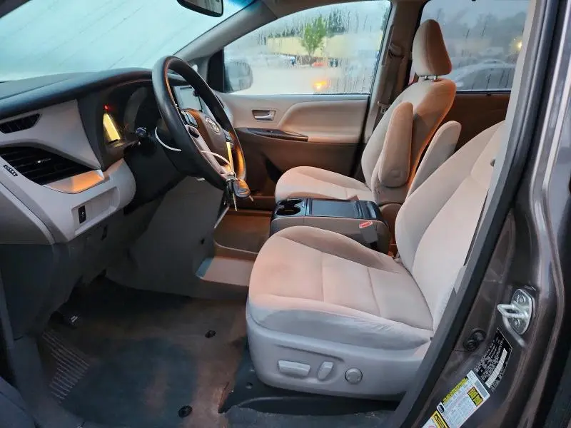 2016 TOYOTA SIENNA LE  