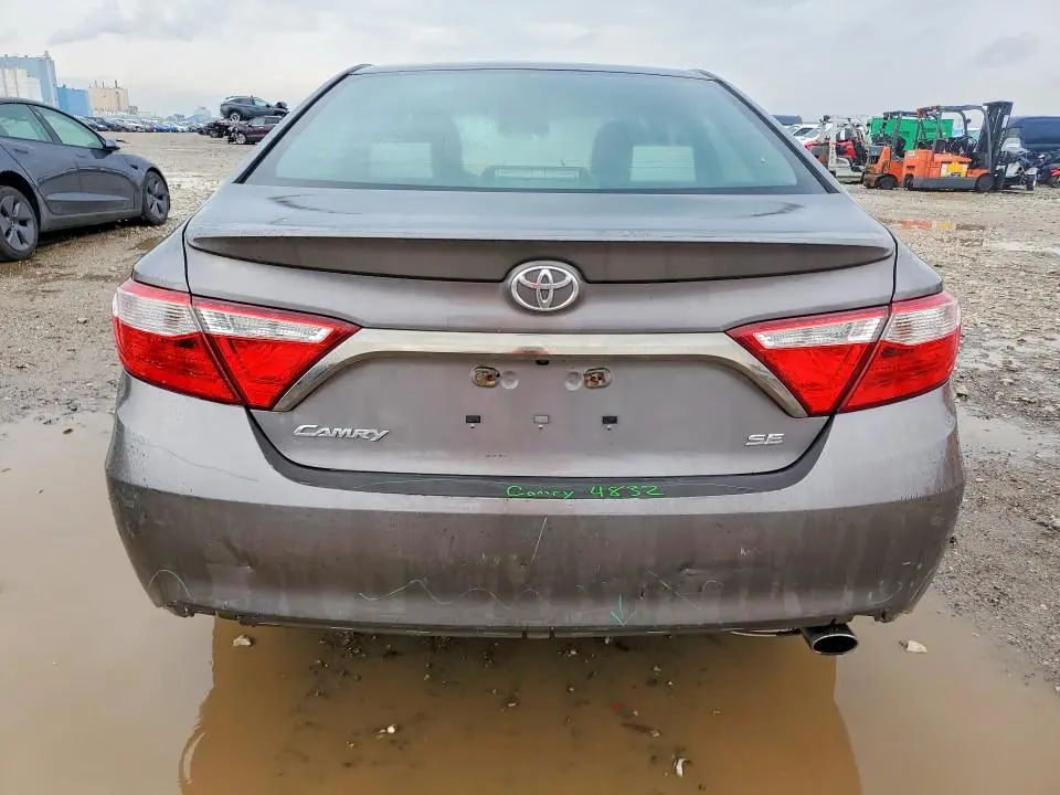 2015 TOYOTA CAMRY SE  