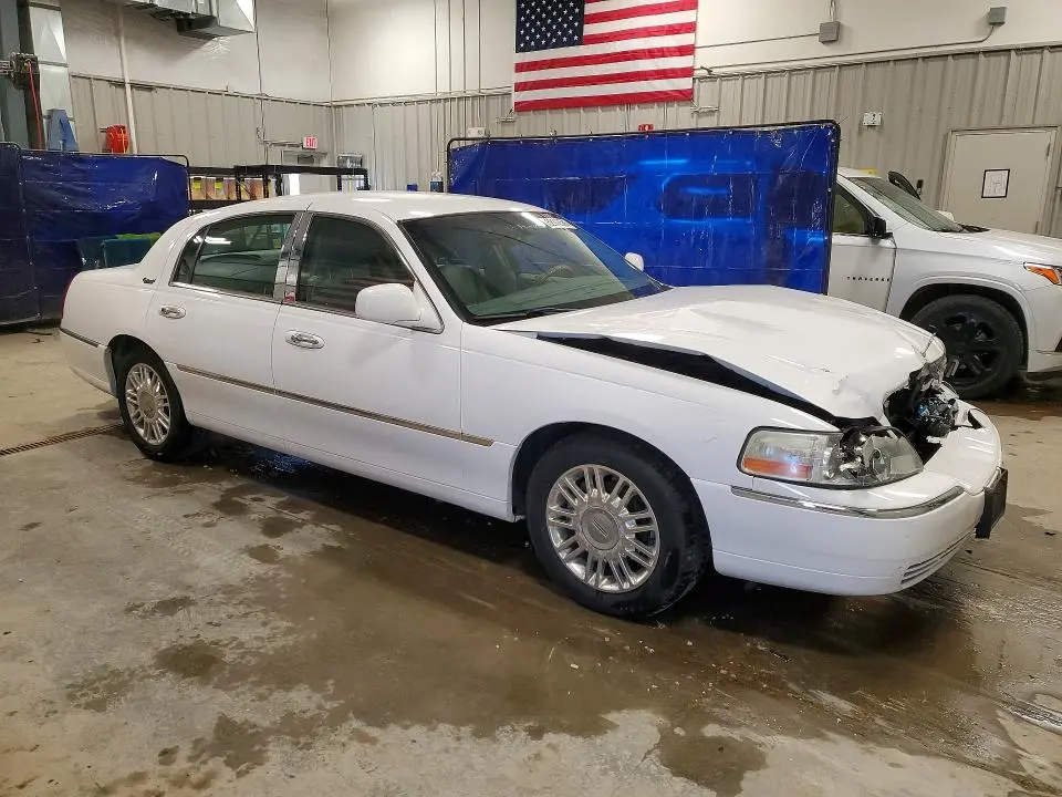 2011 LINCOLN TOWN CAR SIGNATURE LIMITED  