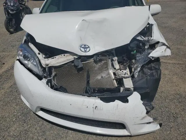 2014 TOYOTA SIENNA LE