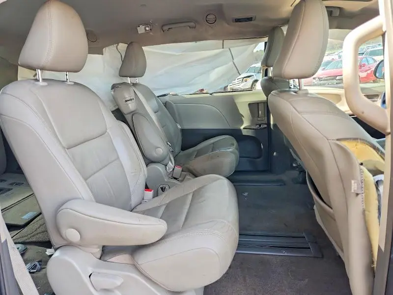 2017 TOYOTA SIENNA XLE  