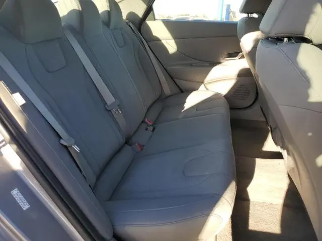 2024 HYUNDAI ELANTRA SE  