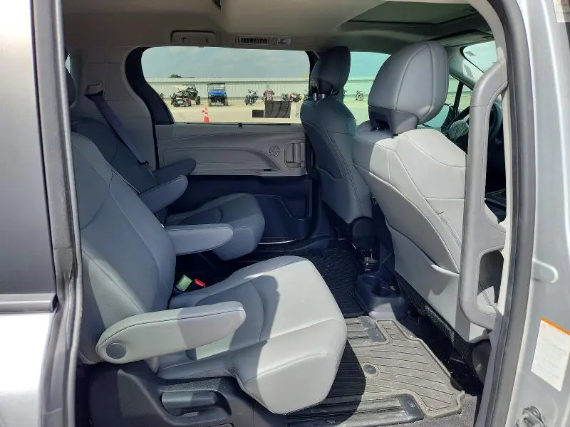 2023 TOYOTA SIENNA XLE  