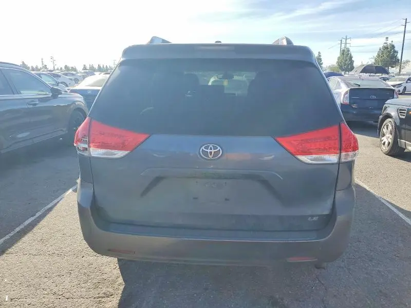 2013 TOYOTA SIENNA LE  