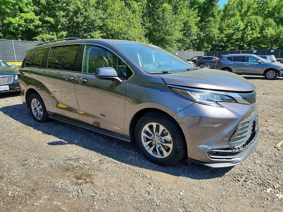 2021 TOYOTA SIENNA LE  