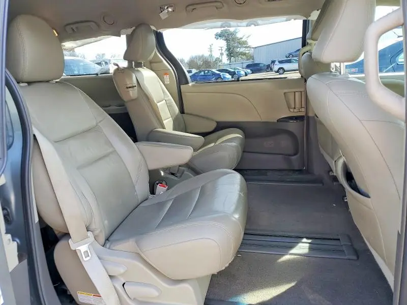 2017 TOYOTA SIENNA XLE PREMIUM 8-PASSENGER  