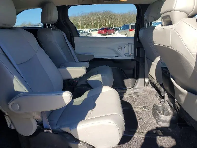 2025 TOYOTA SIENNA XLE  