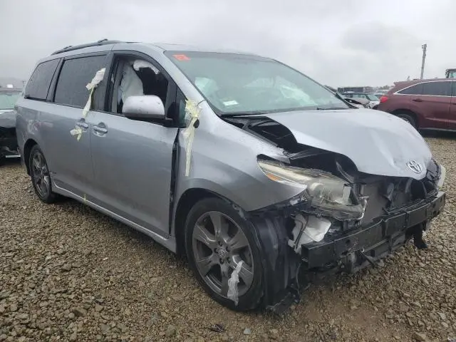 2017 TOYOTA SIENNA SE  