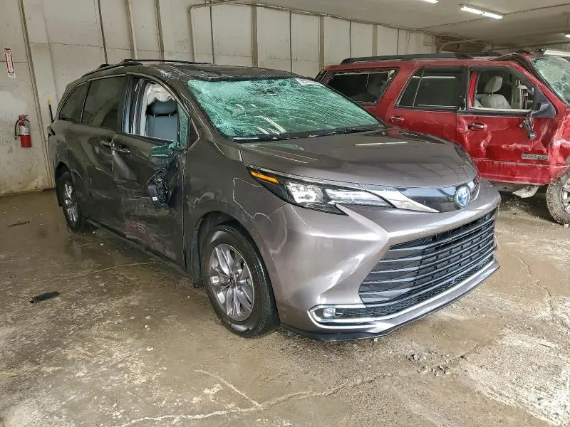 2024 TOYOTA SIENNA XLE  