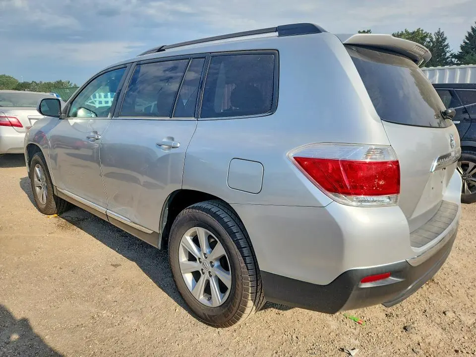 2011 TOYOTA HIGHLANDER SE  