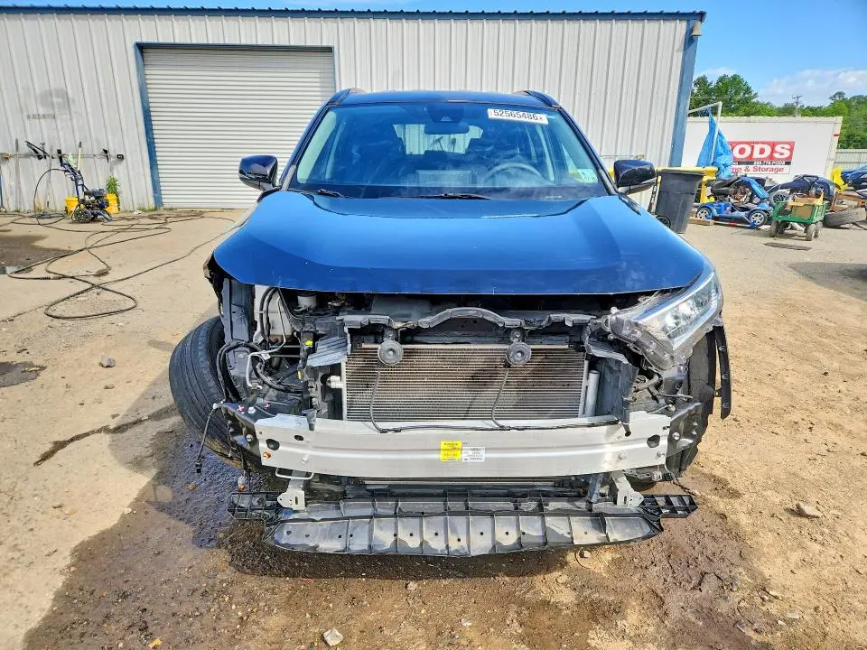 2021 TOYOTA RAV4 XLE  